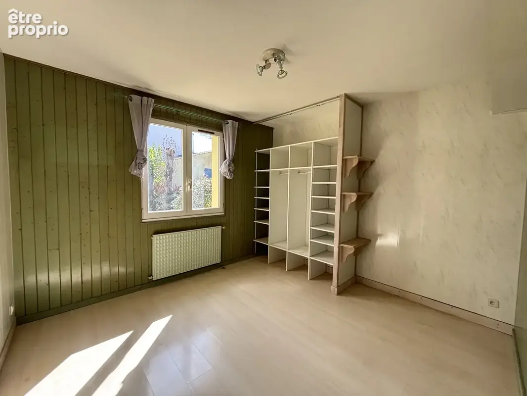 Maison de plain-pied avec grand terrain constructible et dépendances - photo 7