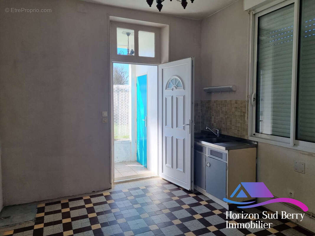 sortie de la cuisine - Maison à NOUZIERS