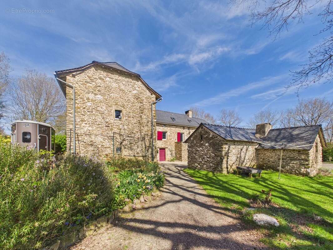 Maison à LA SALVETAT-PEYRALES