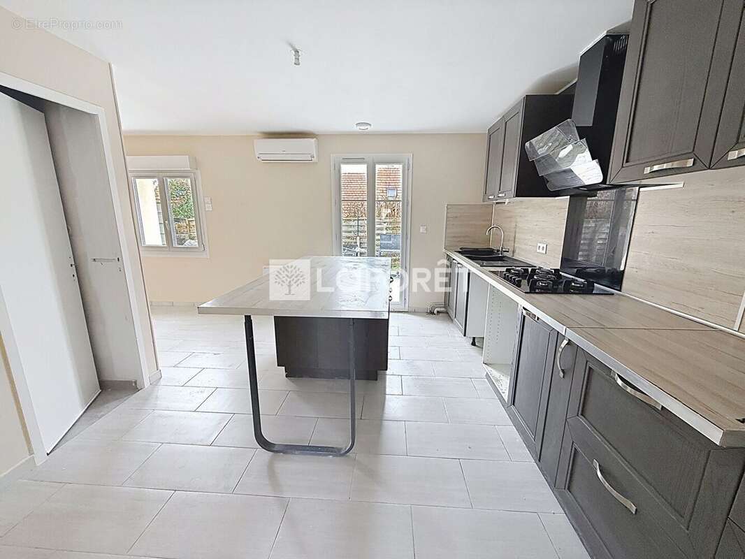 Maison à COURCELLES-SUR-SEINE