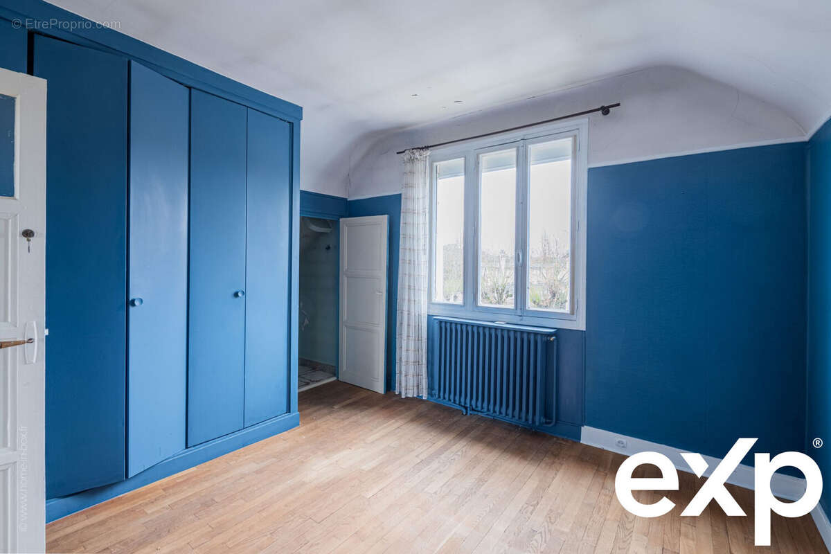 Chambre donnant sur un cabinet de toilette - Maison à CHATOU