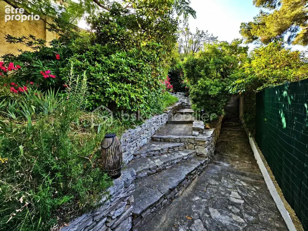 À 2 minutes à pied du port – Vue mer – Propriété de caractère 186 m² – 3 logements – Piscine - photo 20