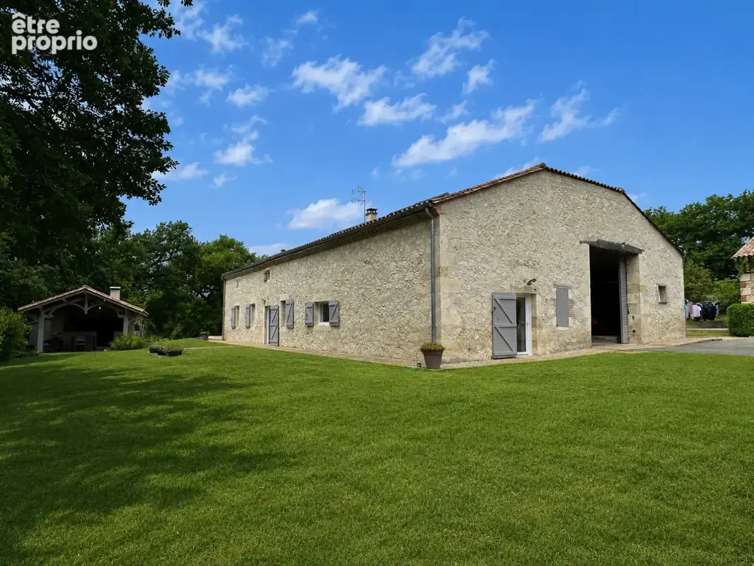 FACADE SUD EST AVEC GARAGE - Maison à AGEN