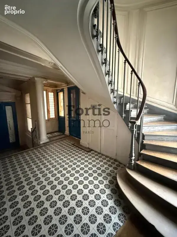 Paris 2 - rue saint-denis - deux pieces au dernier etage - photo 9