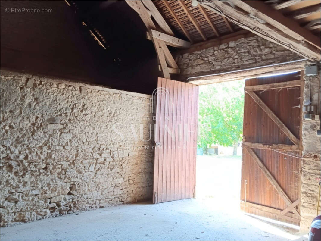 Entre Contres et Montrichard - À vendre - Longère avec dépendances et terrain. - photo 7