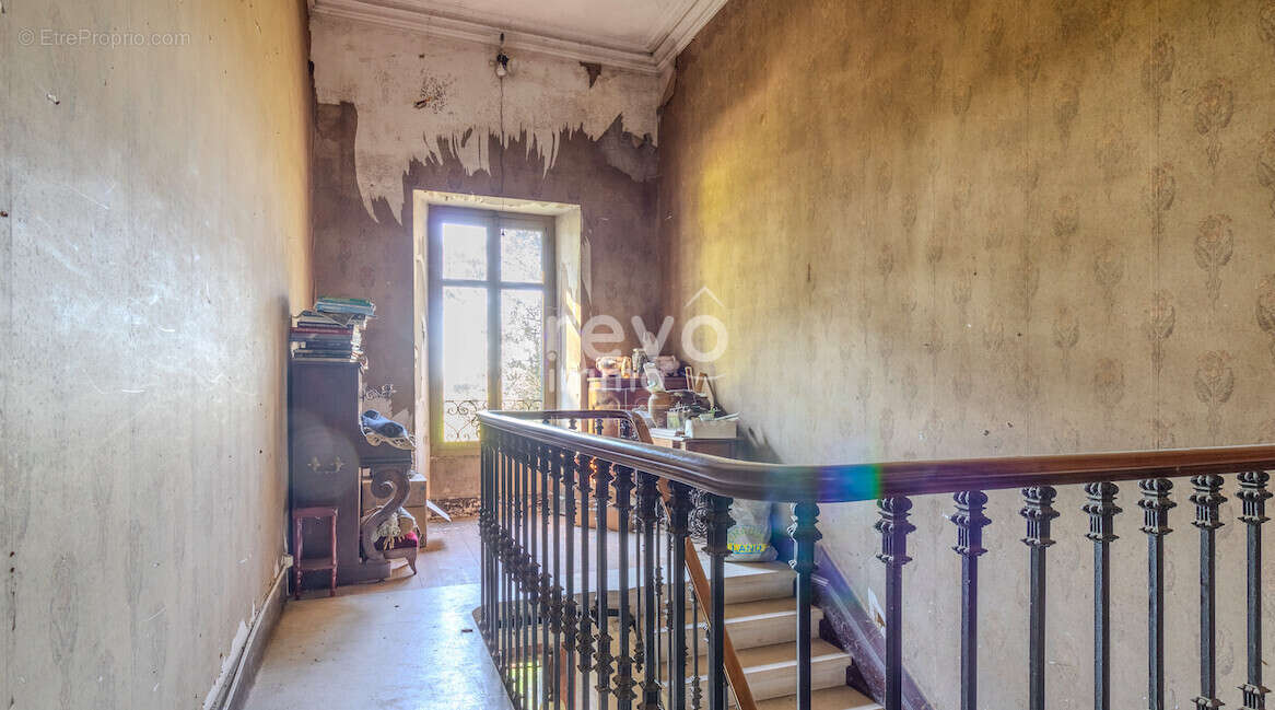 Demeure de caractère du 19ème siècle  325 m²  Fort potentiel - photo 5