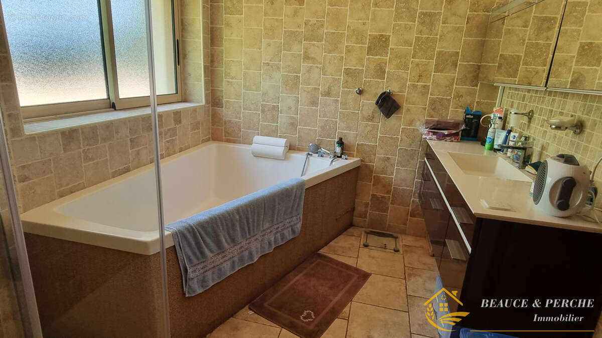 Maison 107 m² à Combres  - photo 6