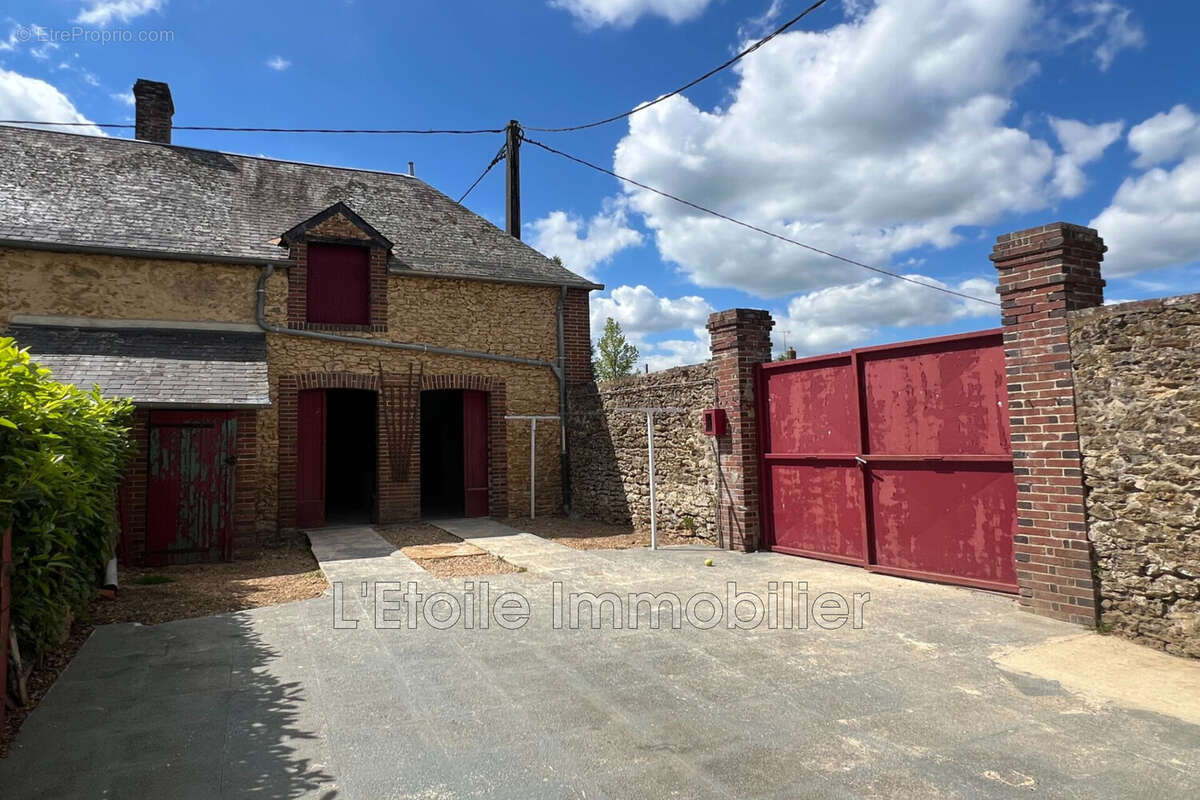 Maison à LA CHAPELLE-MONTLIGEON