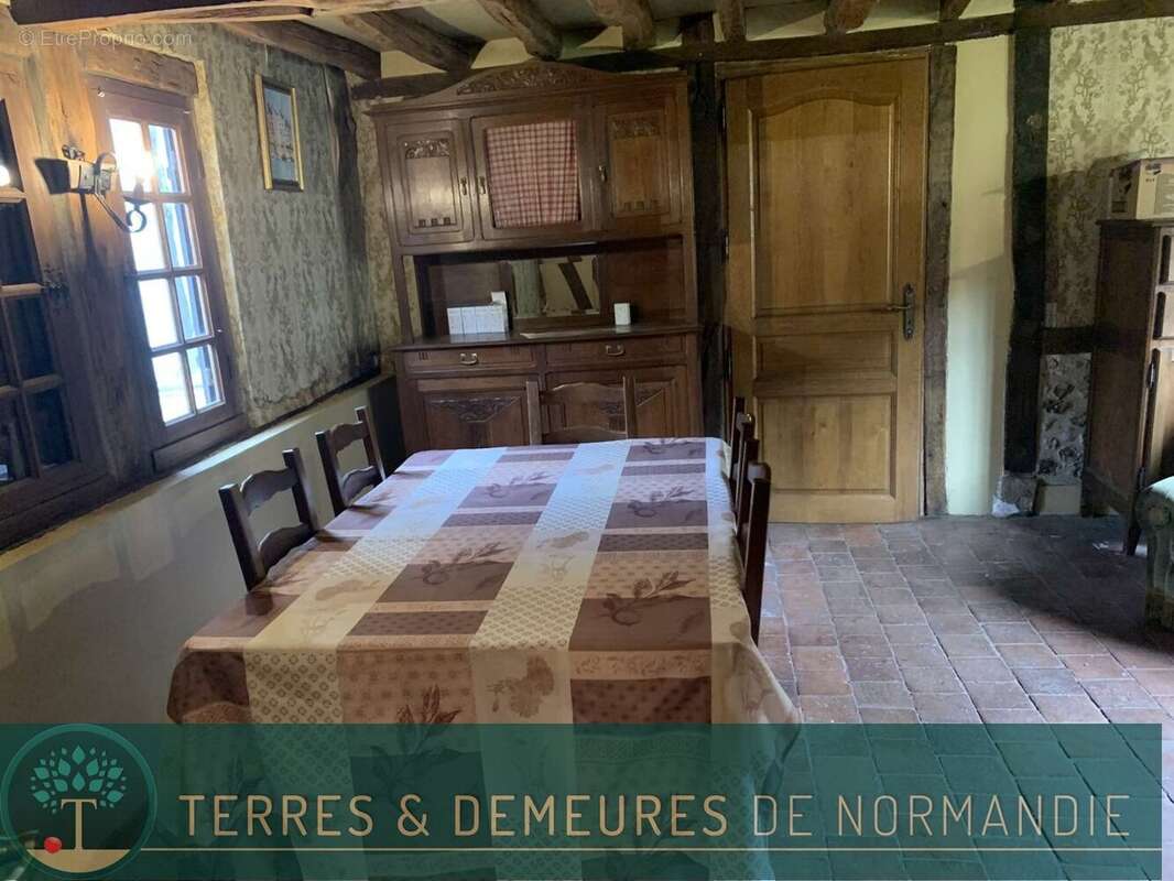 Maison à SAINT-MARTIN-DE-BIENFAITE-LA-CRESSONNIERE