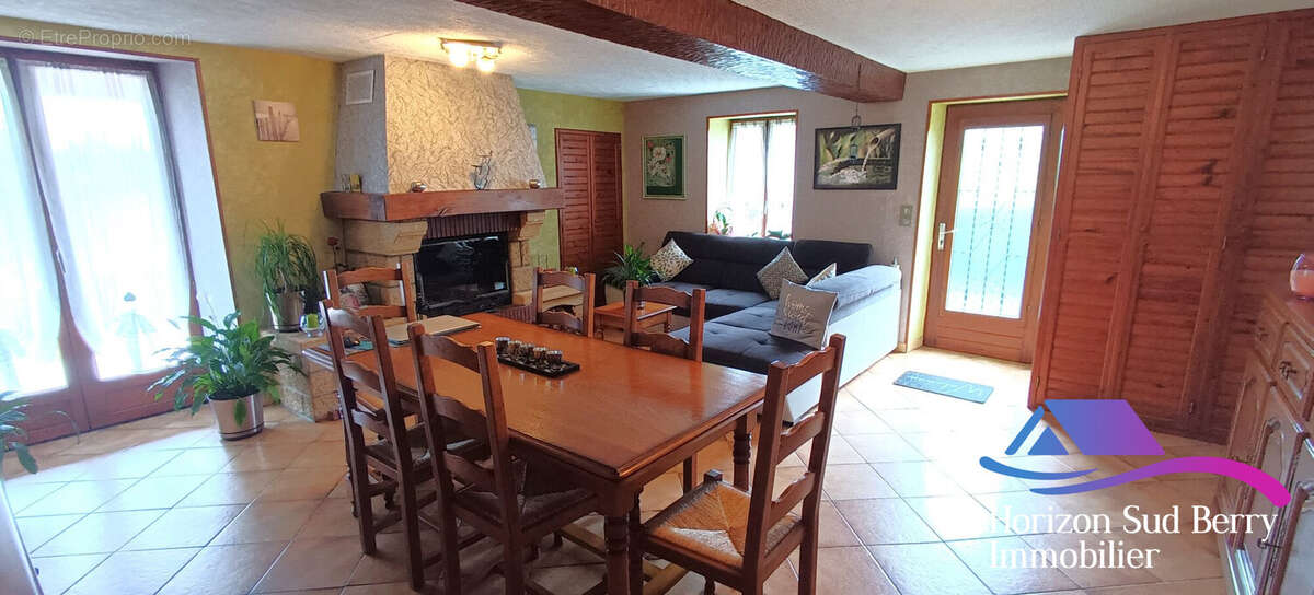 pièce de vie - Maison à NOUZERINES