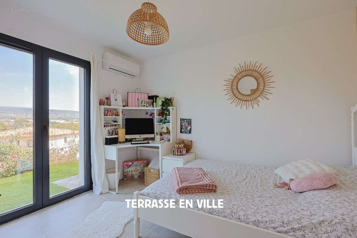 Maison à SAINT-CYR-SUR-MER