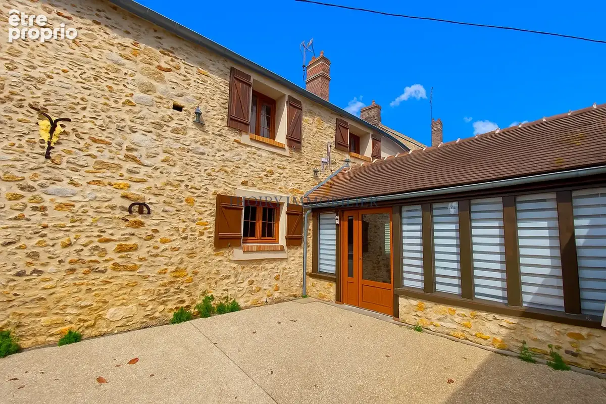 Thoiry 4 km. Maison ancienne en pierres de 190 m2 habitables sur 1418 m2 de terrain . - photo 4