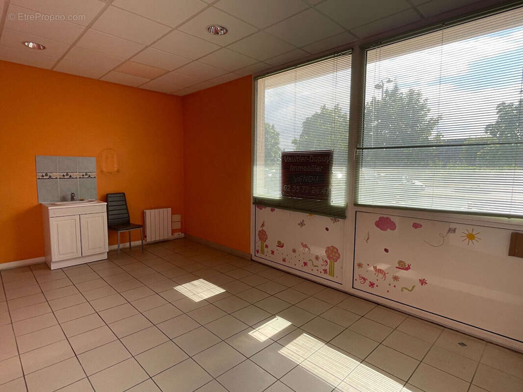 Local professionnel  à Saint Aubin lès Elbeuf 84 m² - photo 6