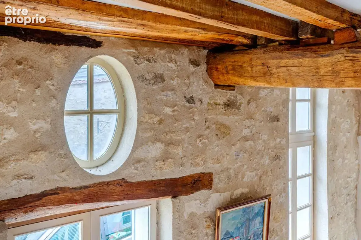Propriété entièrement rénovée  au coeur du village - photo 5