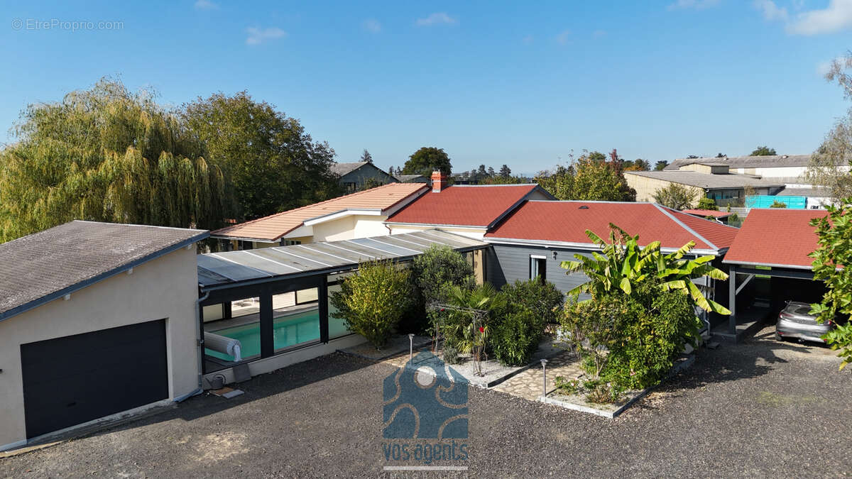 Villa de plain-pied 6 pièces avec piscine couverte, garage, carport et terrain - photo 2
