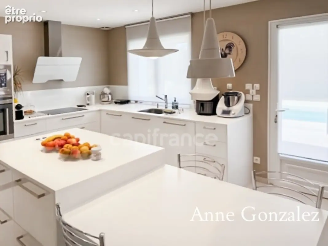 ORLEANS-SUD, à vendre belle maison familiale édifiée sur un beau jardin clos et paysager de 1130 m2 avec piscine, salle à manger - photo 7