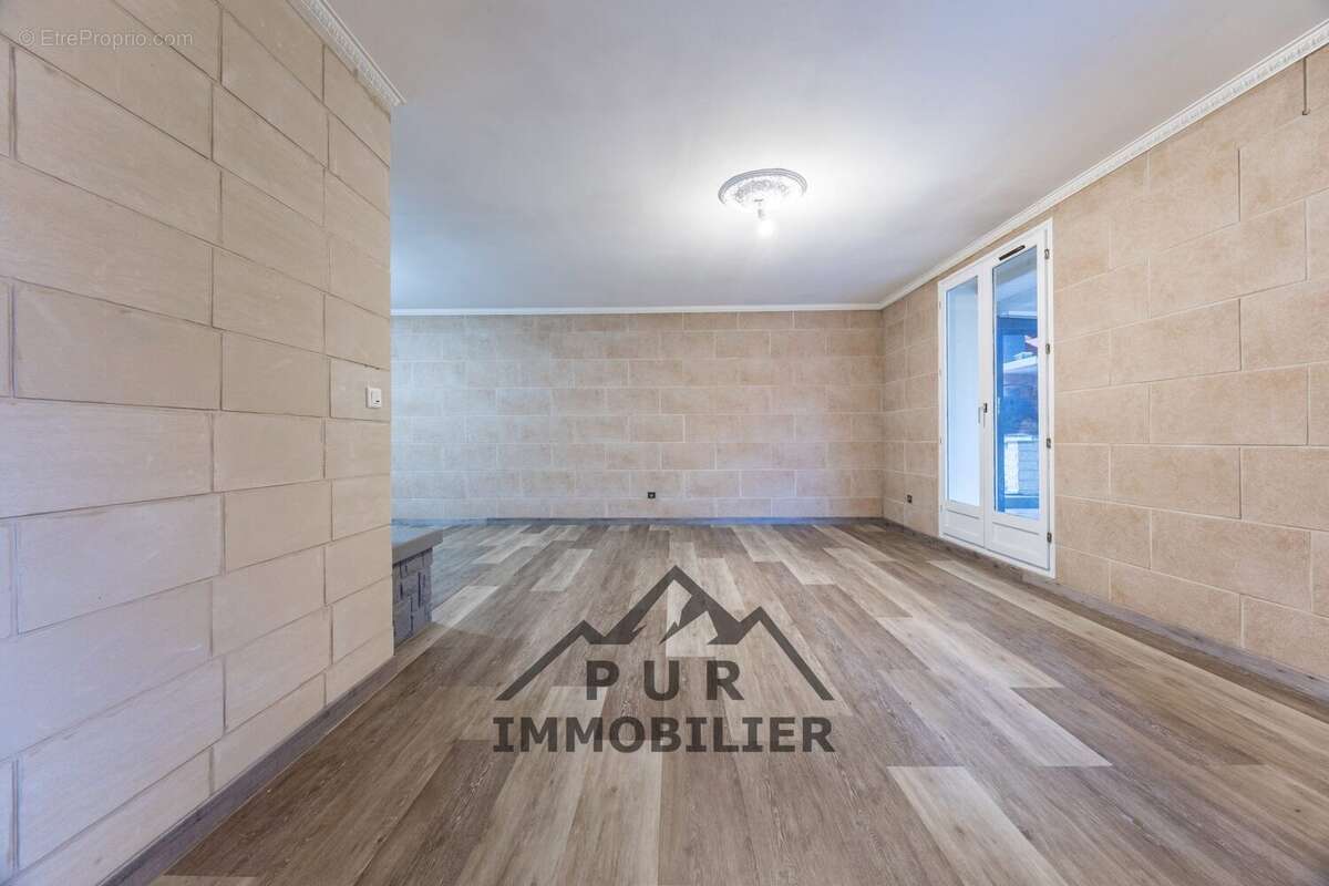 Pièce de vie - Maison à MESSERY