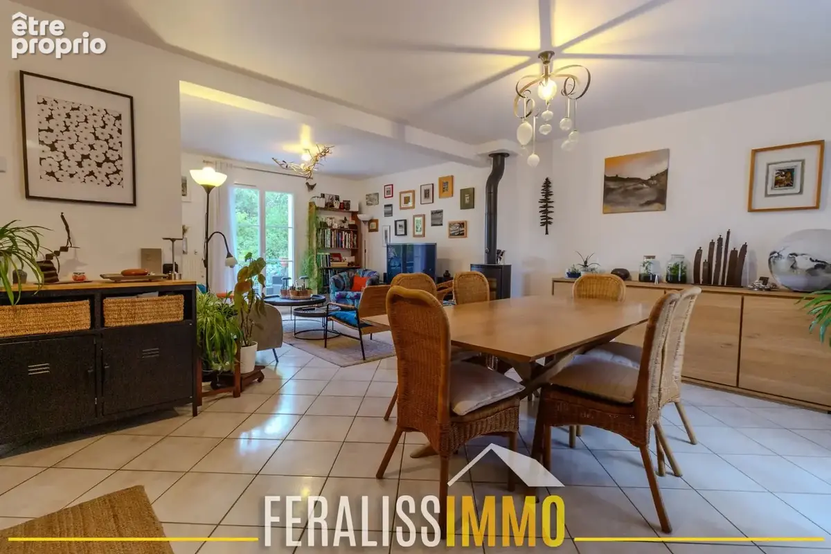 Dans un écrin de verdure, maison familiale édifiée sur sous- - photo 3