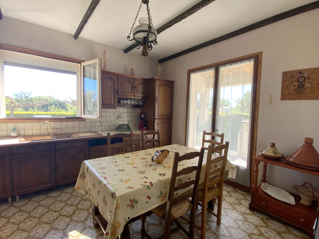 Villa de plain-pied, piscine, terrain paysagé et appartement indépendant. - photo 10