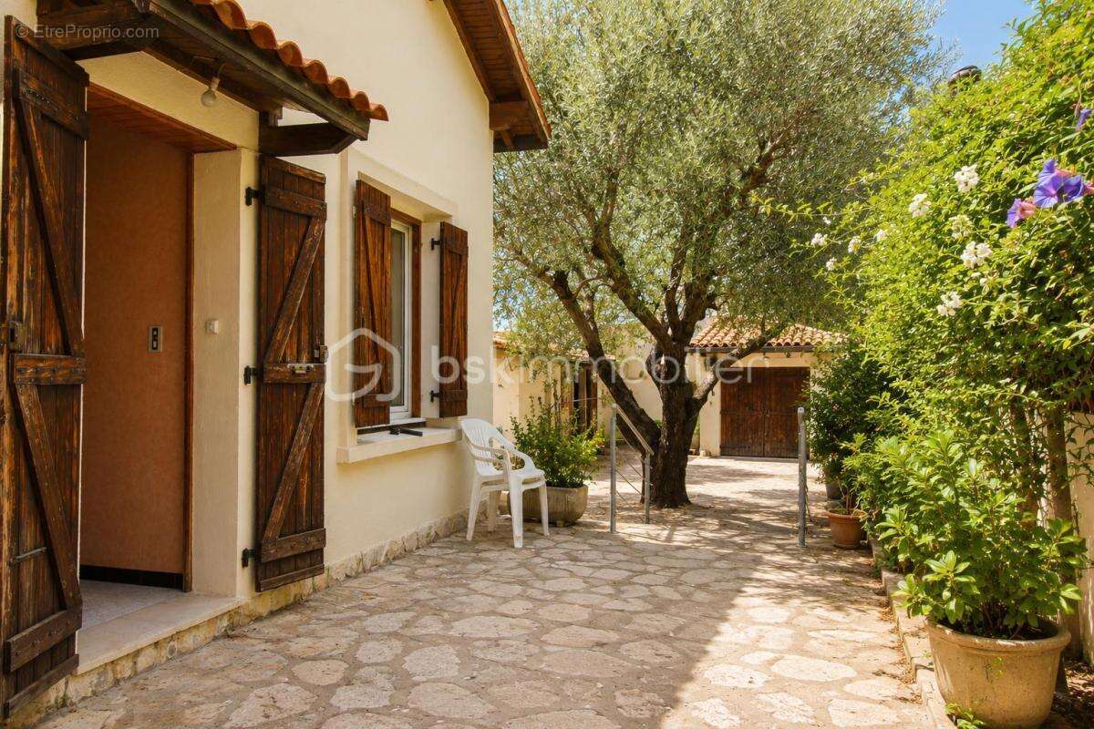 Maison traditionnelle de plain-pied avec jardin arboré, garage et forage – Nîmes Route de Beaucaire - photo 4
