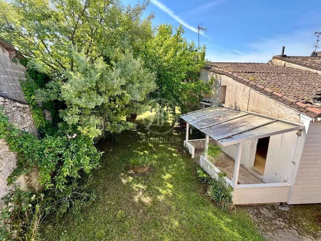 Maison à PETIT-PALAIS-ET-CORNEMPS