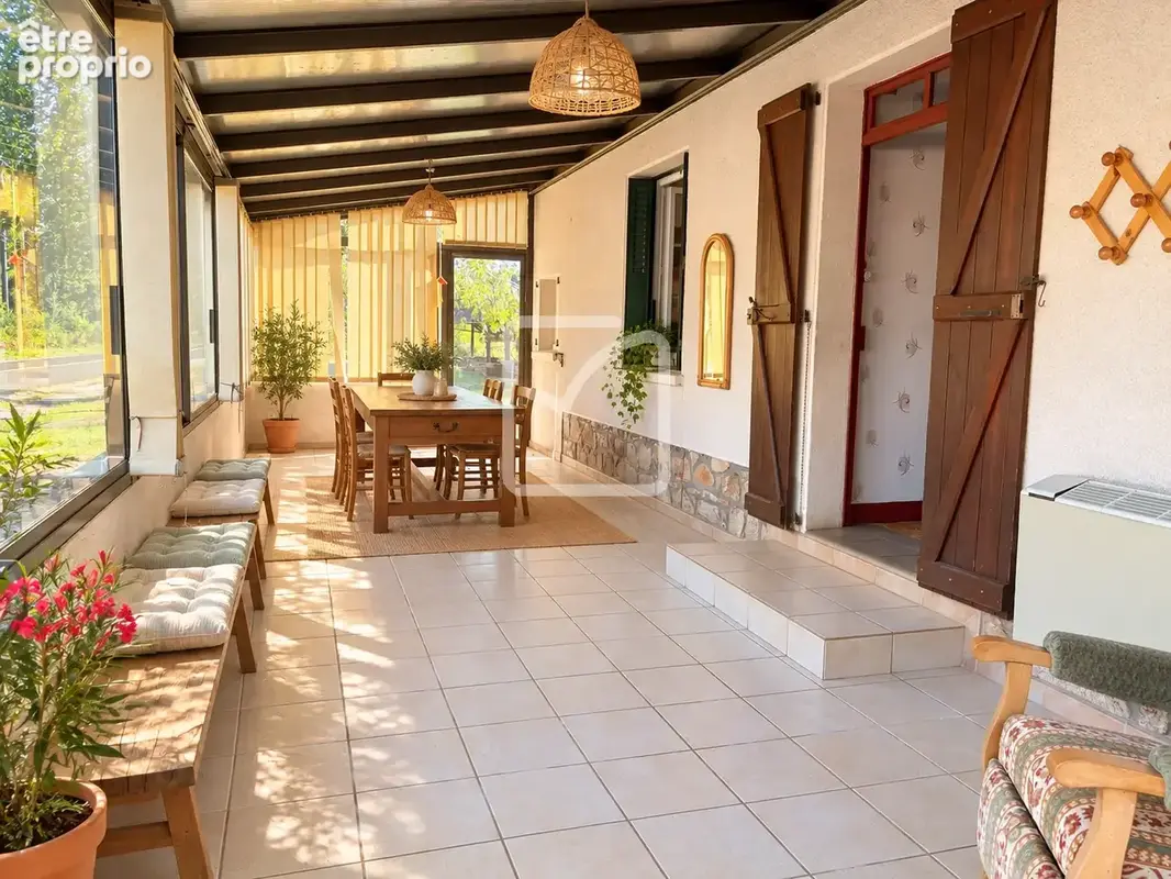 Maison de plain-pied avec grande veranda et nombreuses dependances - photo 2