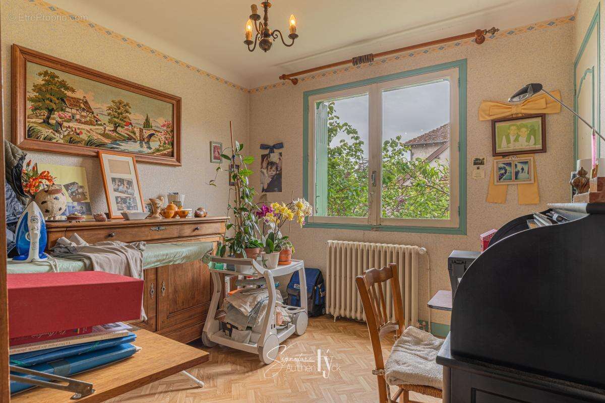 Maison 115 m² à Saint-Priest-Ligoure  - photo 7