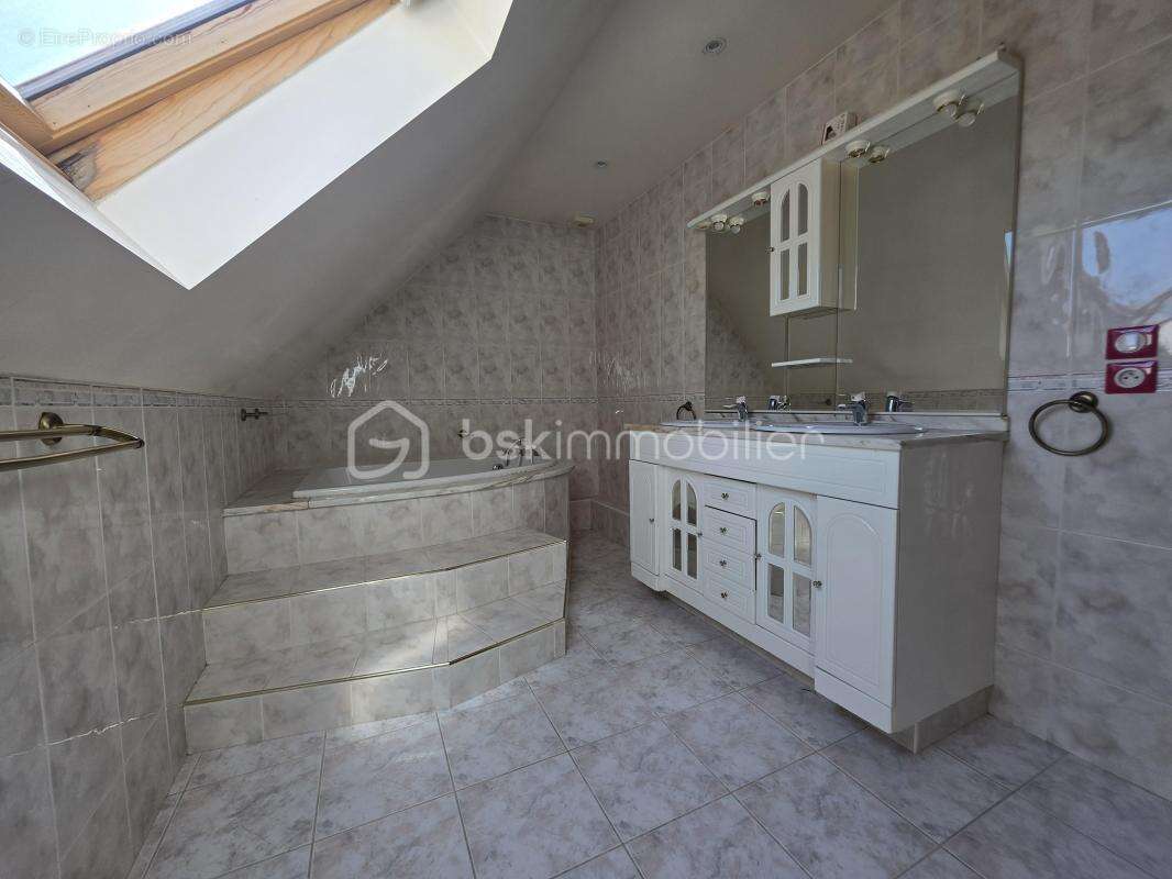 Maison à MONTCOURT-FROMONVILLE