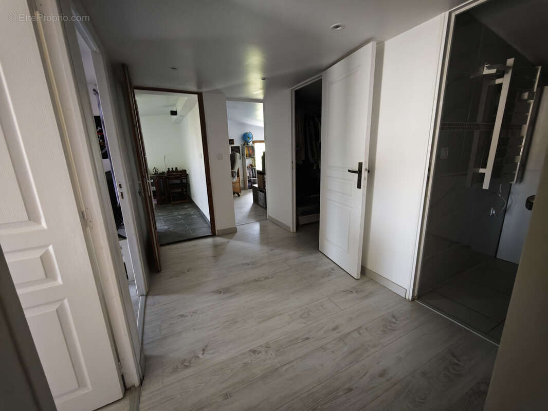 Appartement DUPLEX de 4 pièces, stationnement privée et cave - photo 9