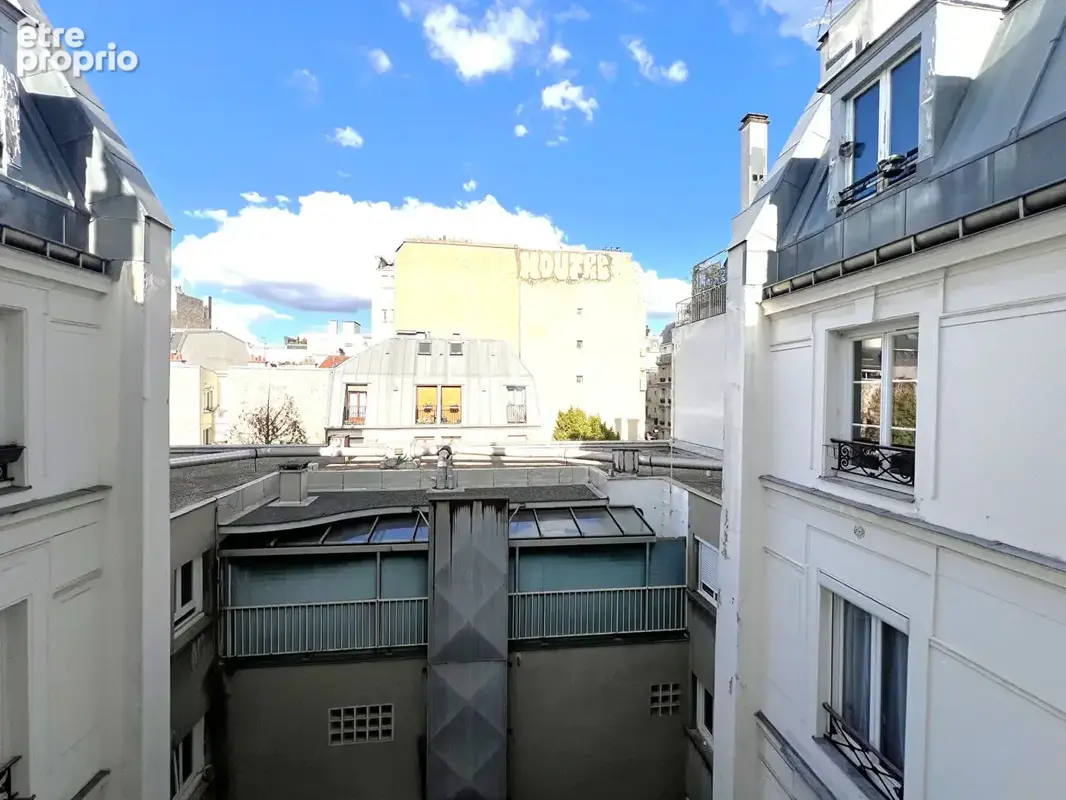 À deux pas du métro Voltaire, un 2 pièces au calme - photo 4