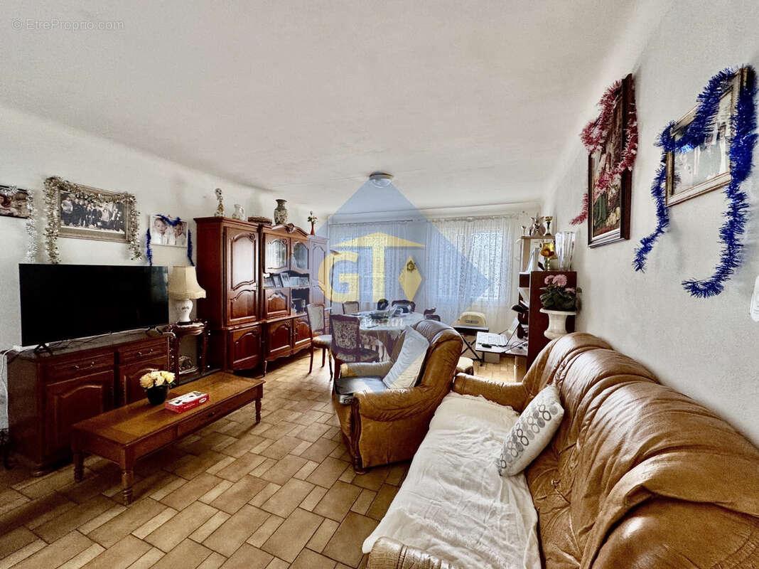 Maison à LAUDUN-L&#039;ARDOISE