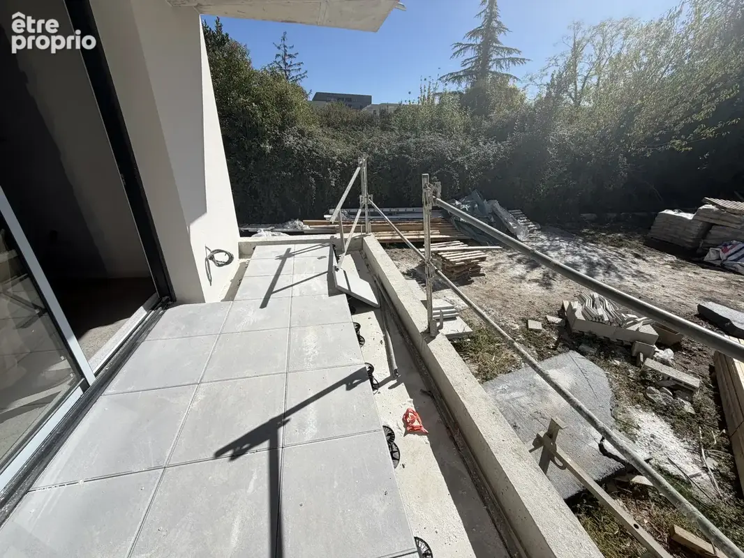 Appartement avec balcon - 2 Parkings sécurisés et notaire réduits - photo 7