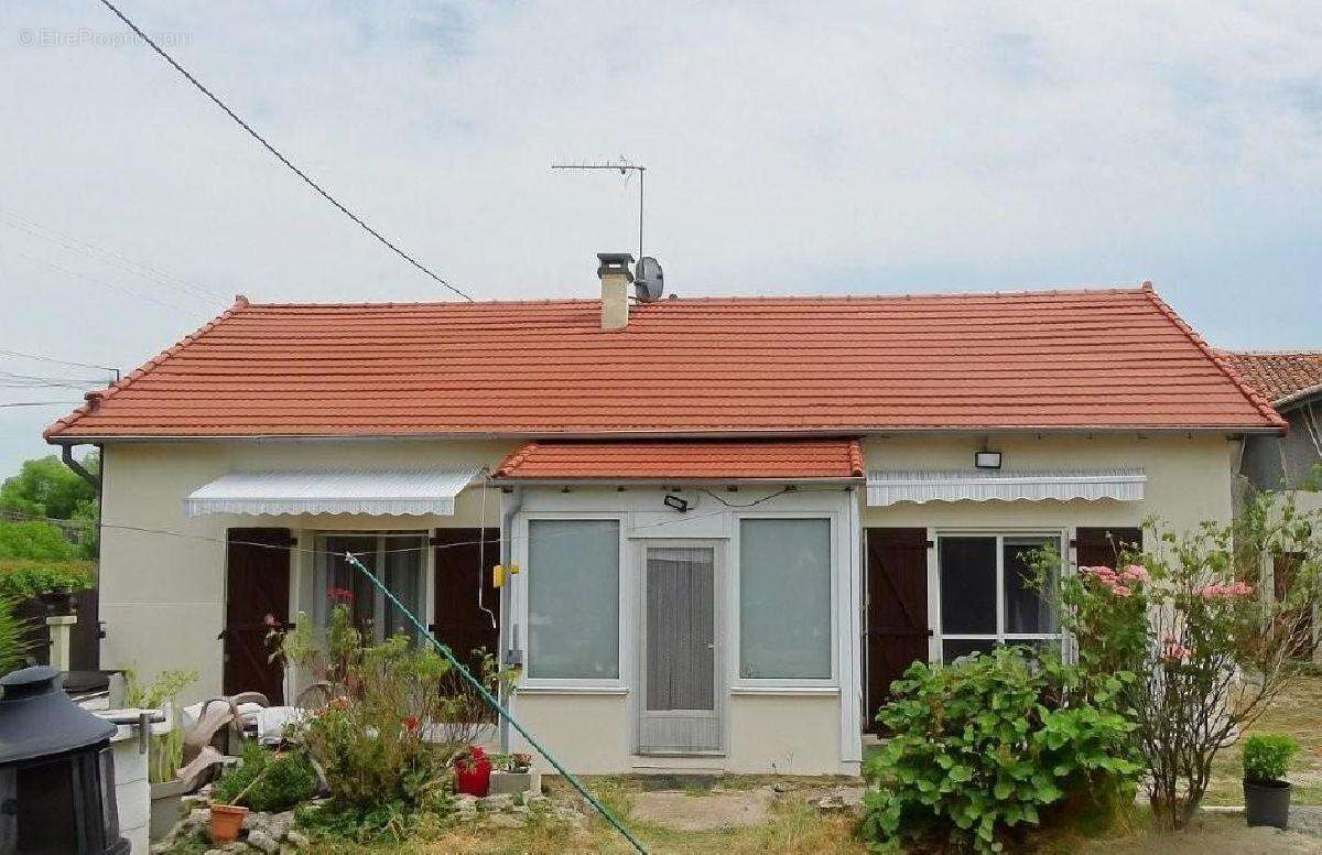 Maison à AIGRE