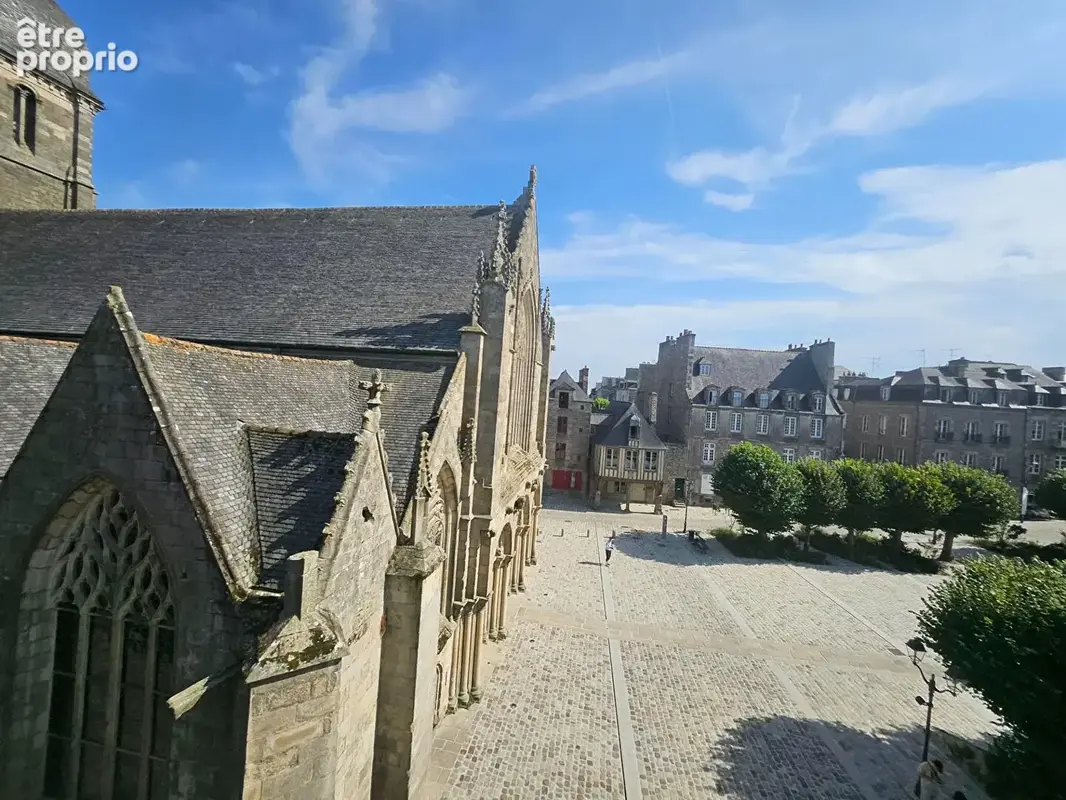 "DINAN -Place Saint-Sauveur : Appartement de caractère rénové avec vue sur "la Basilique" meublé ! - photo 4