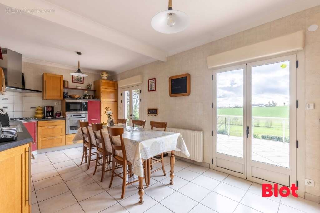 Maison à MONTREUIL-LE-GAST