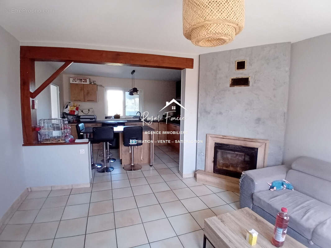 Pièce de vie avec cheminée ouverte sur cuisine A et E  - Maison à NAINTRE