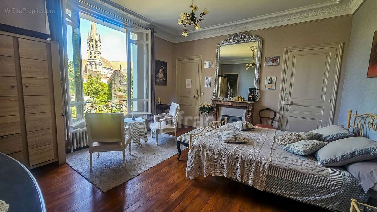 Plein centre ville d' ETAMPES (91) propriété à vendre 13 pièces, avec grand garage, 2 dépendances et terrain clos de 997 m² - photo 7