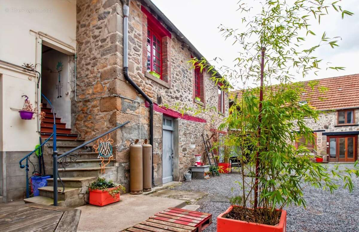 Maison à SAINT-ETIENNE-DE-FURSAC