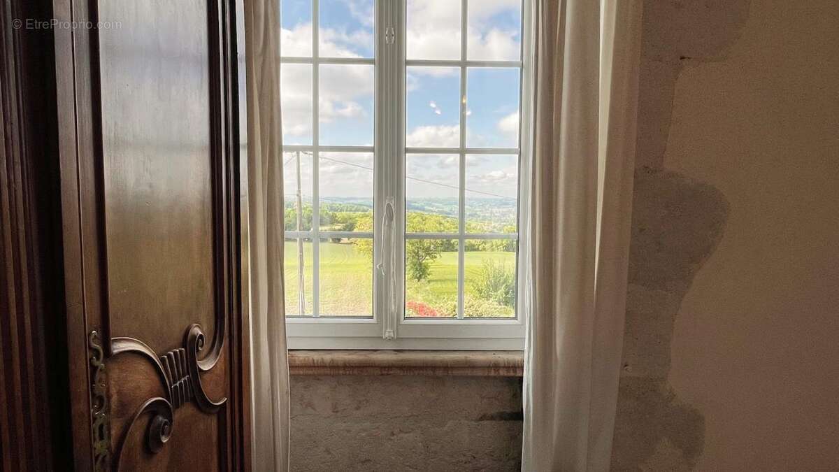 Maison à SAINT-MARTIN-DE-BEAUVILLE