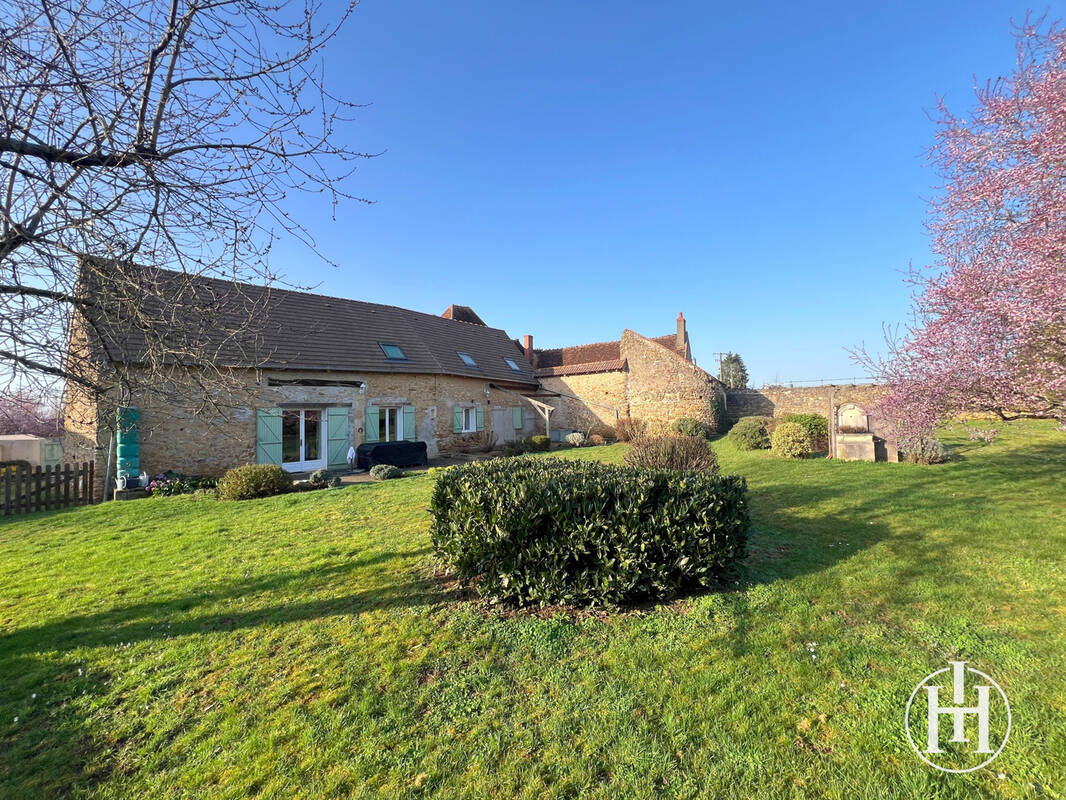 Maison à AINAY-LE-CHATEAU