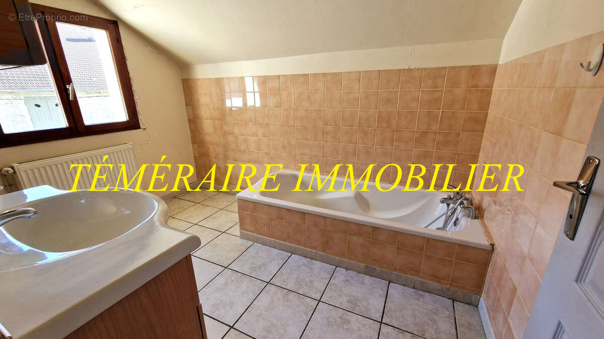 Maison à MONT-SUR-MONNET