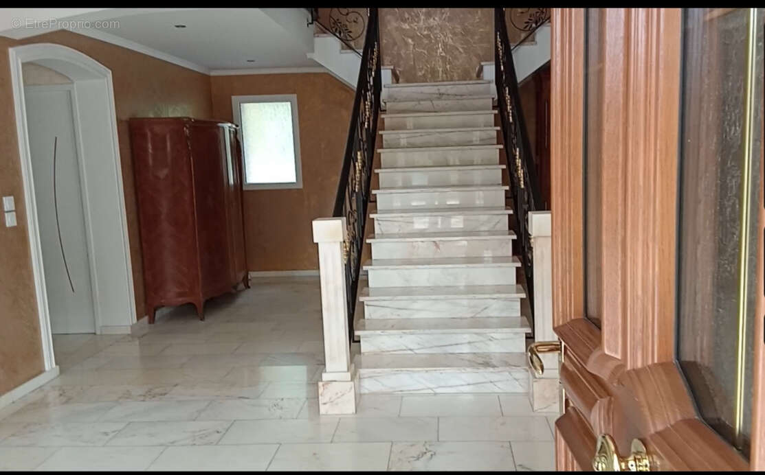 Maison à LE GENEST-SAINT-ISLE