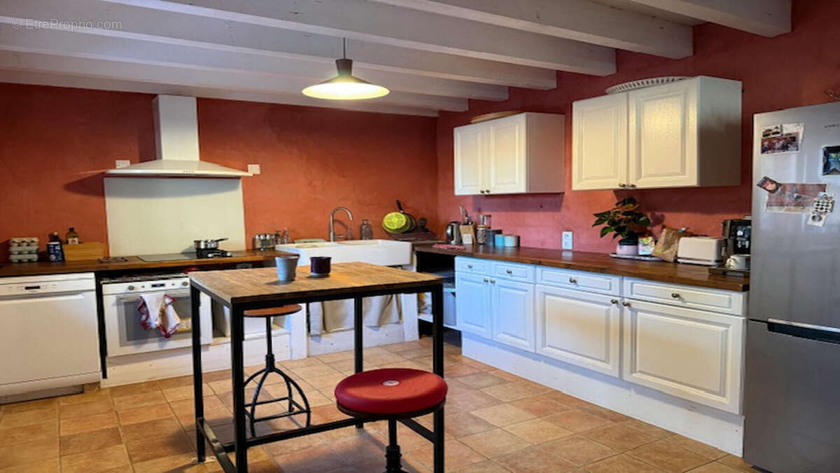 Propriété en pleine nature, avec 10 hectares, piscine et dépendances. - photo 10