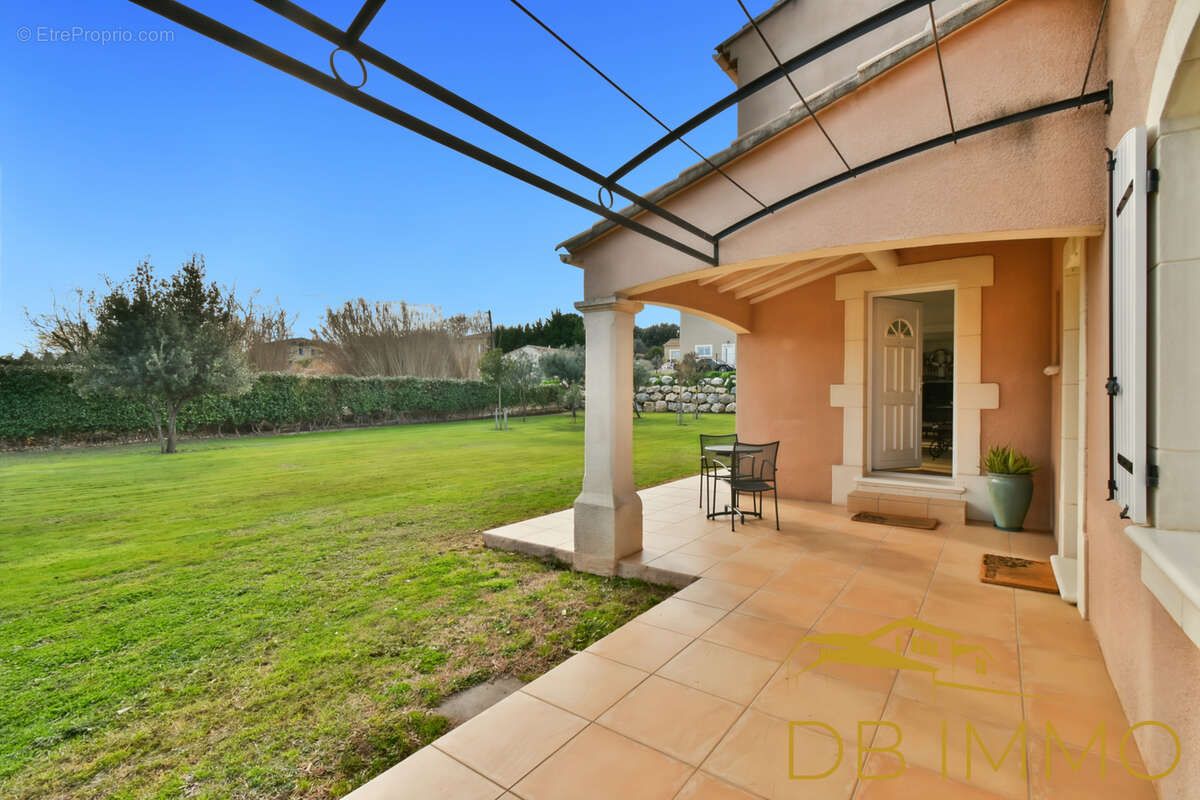 Maison à SAINT-LAURENT-DES-ARBRES