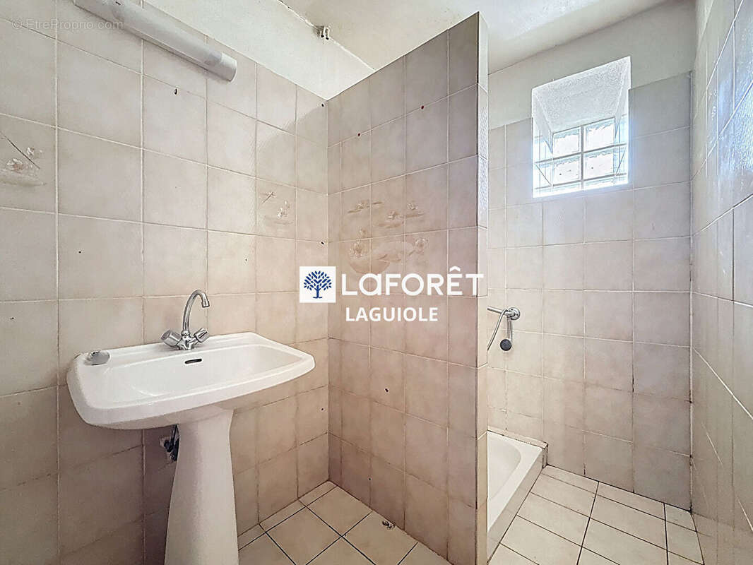 Maison à SAINTE-GENEVIEVE-SUR-ARGENCE