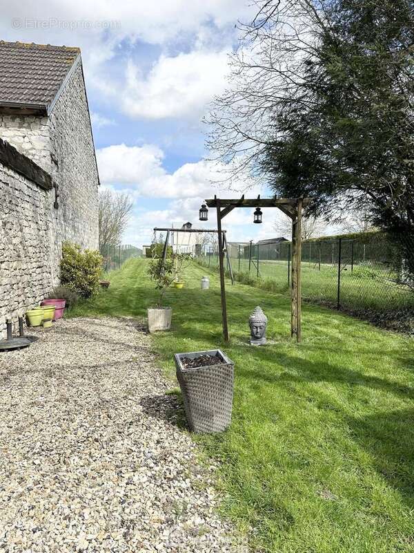 Erigée sur un terrain clos de 653 m²