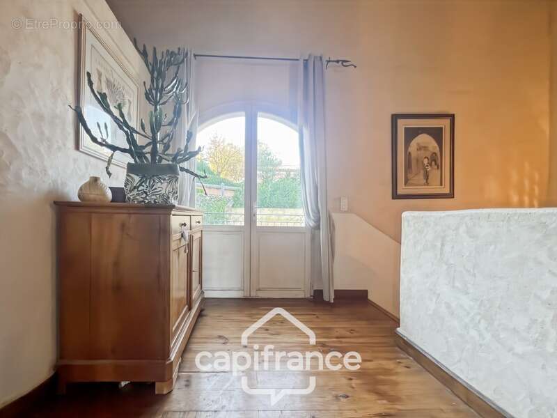 Domaine et Golf de Pont Royal, belle  propriété de 290 m2 établie sur un terrain de 2600 m2, cinq chambres, un bureau, piscine,  - photo 26