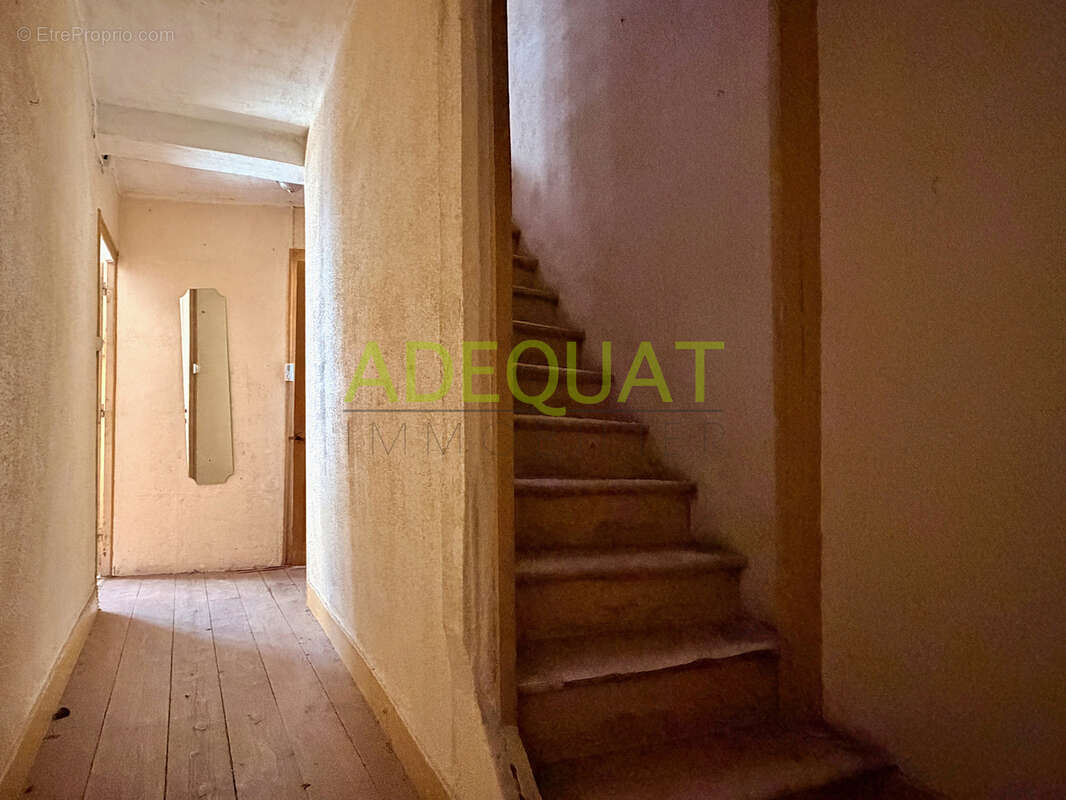 Ideal investisseurs et marchands de biens - immeuble avec combles amenageables et cave - photo 6