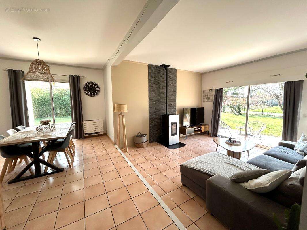 Maison à SAINT-ETIENNE-DE-TULMONT