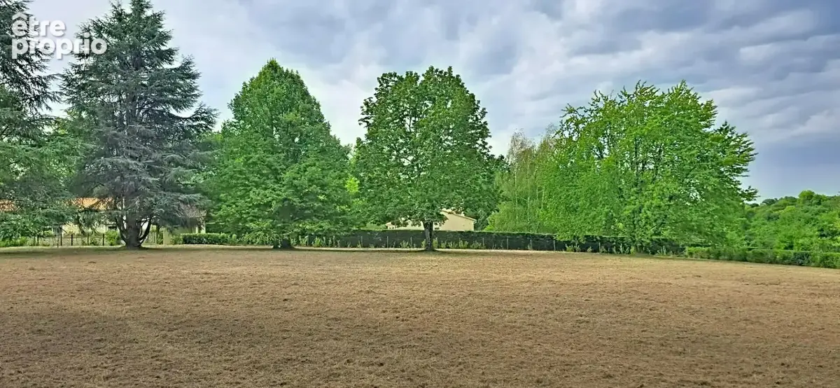 Terrain à NOTRE-DAME-DE-SANILHAC